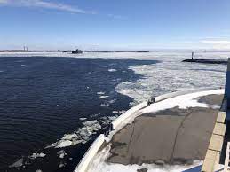 В Петербурге спасли мужчину, провалившегося под лед на Финском заливе